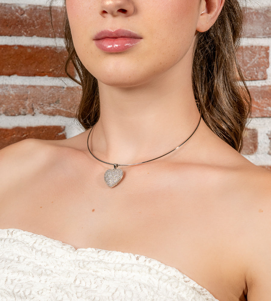 Silver Heartbeat – Choker rigido con cuore pavé brillante
